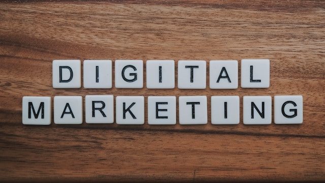 The words “digital marketing” on a wooden table. 