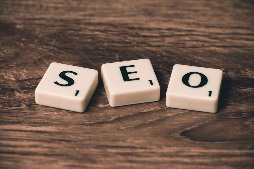 The acronym “SEO” in tiles on a wooden table.